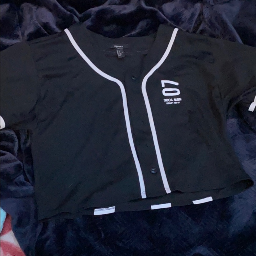 black and white cropped jersey